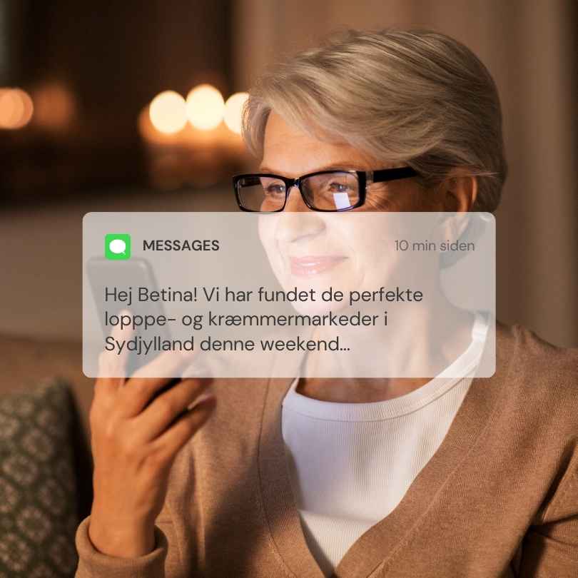 ældre kvinde kigger på sms fra markedsoversigten 