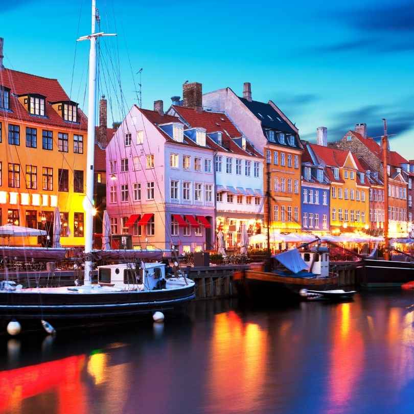 christianshavn i københavn om aftenen