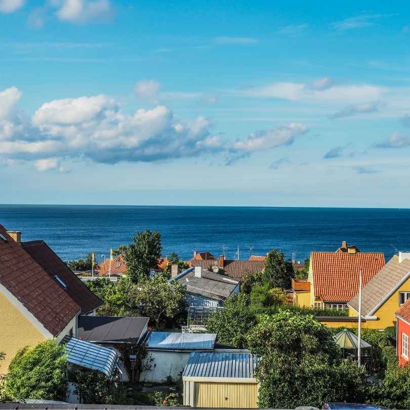 udsigt over huse mod havet på bornholm