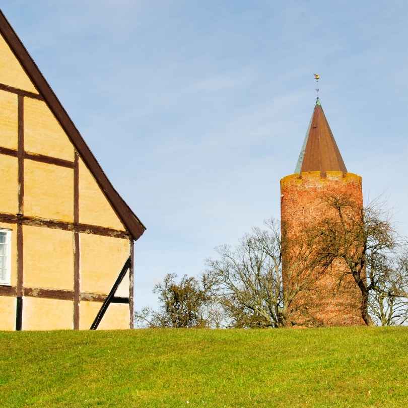 et tårn og gult hus på lolland