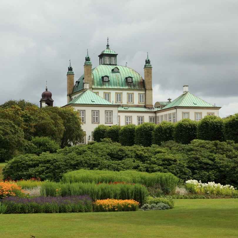 et stort slot på nordsjælland med en have 